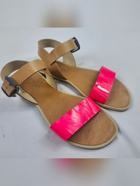 Vera Wang Women's 7.5 Tan Sandals with Hot Pink Patent Strap Buckle